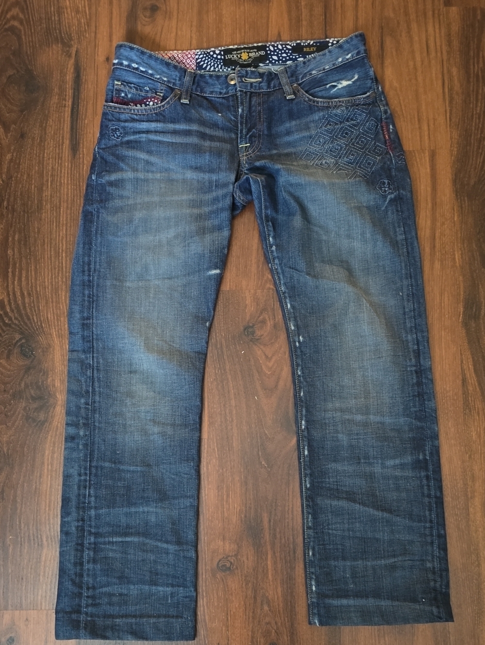 Women's Distressed Indigo Straight Jeans w/ Embroidered Accents 2P/26W